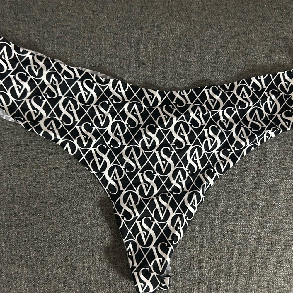Victoria Secret Black and White Patterned no show thong (M)